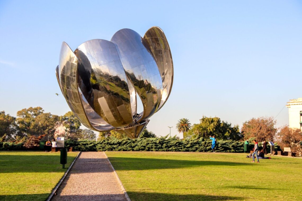 Floralis Genérica - Monumento em forma de flor, feito de metal, em Buenos Aires.